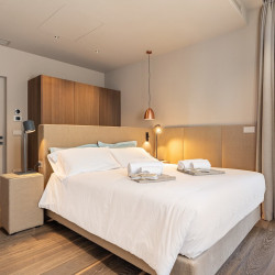 Double bedroom at Villa Belvedere with ensuite bathroom and lake view