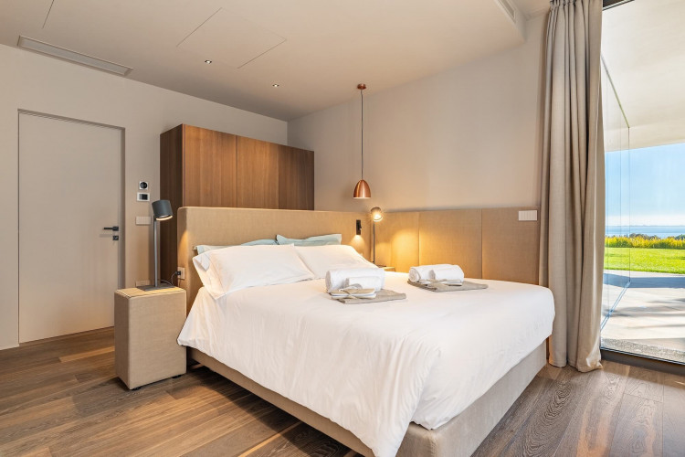 Double bedroom at Villa Belvedere with ensuite bathroom and lake view