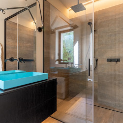 Family bathroom at Villa Belvedere with shower and modern fittings