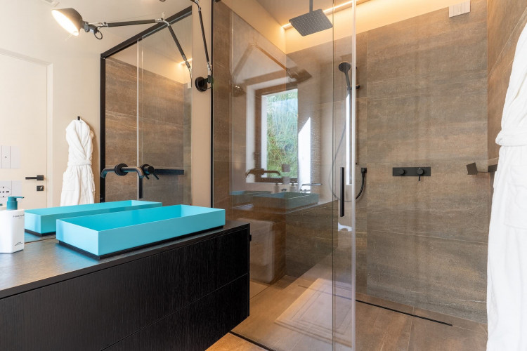 Family bathroom at Villa Belvedere with shower and modern fittings