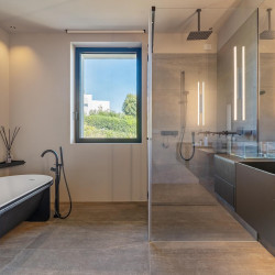 Family bathroom at Villa Belvedere with bathtub and modern fittings