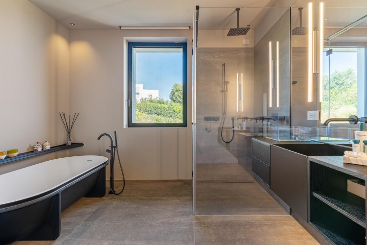Family bathroom at Villa Belvedere with bathtub and modern fittings
