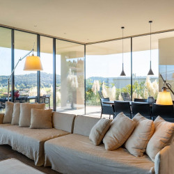 Main living room at Villa Belvedere with large sofas and lake view