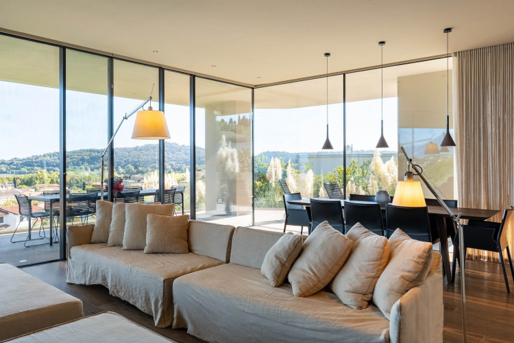 Main living room at Villa Belvedere with large sofas and lake view
