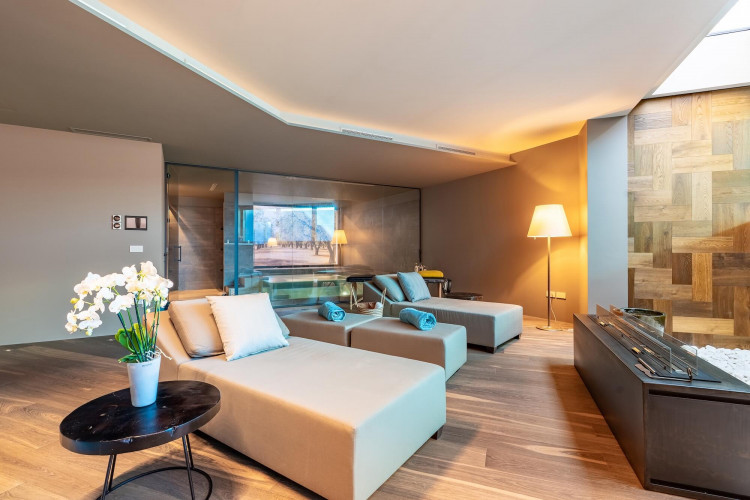 Wellness room at Villa Belvedere with relaxation beds and soft lighting