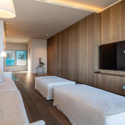 Main living room at Villa Belvedere with large sofas and lake view