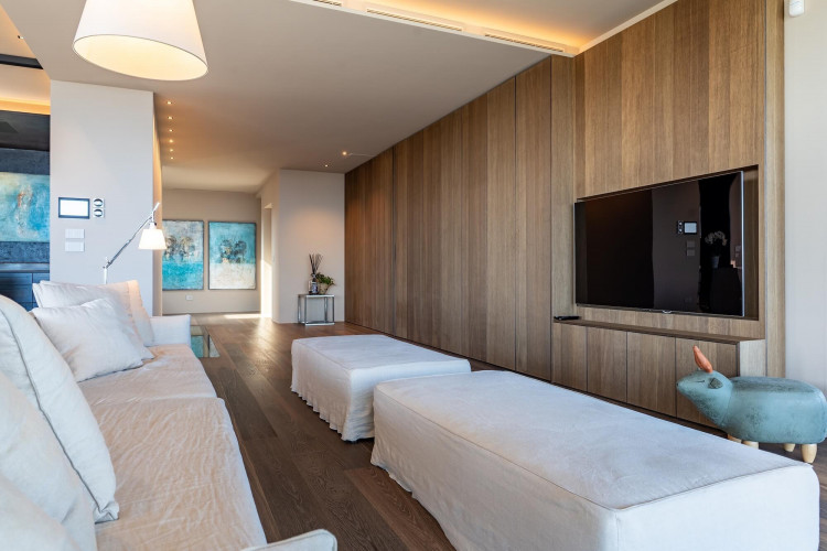 Main living room at Villa Belvedere with large sofas and lake view