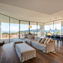 Main living room at Villa Belvedere with large sofas and lake view
