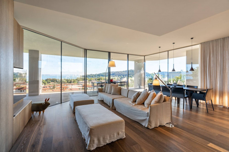 Main living room at Villa Belvedere with large sofas and lake view