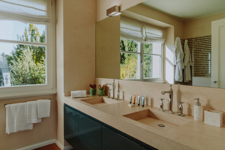 Luxury bathroom at Villa Preone, Salò