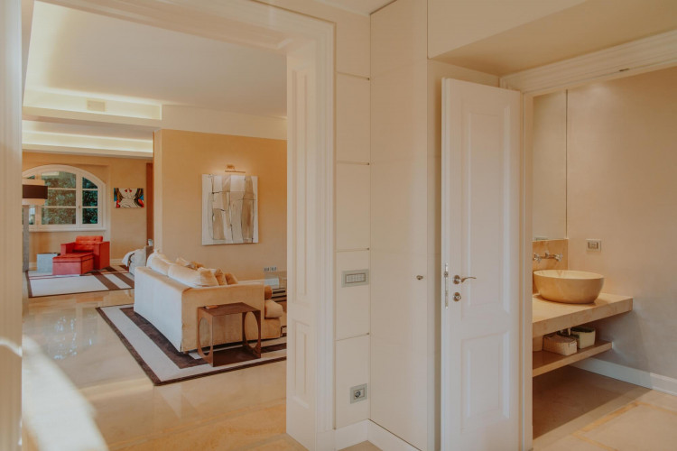 Spacious living room at Villa Preone, Salò, with modern furnishings